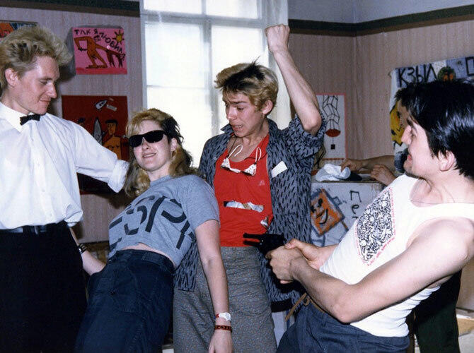 Джоанна Стингрей опубликовала неизвестные фотографии звезд русского рока. Барабанщик «Кино» Георгий Гурьянов (Густав), Стингрей и Сергей Бугаев (Африка). Фото: http://lenta.ru/