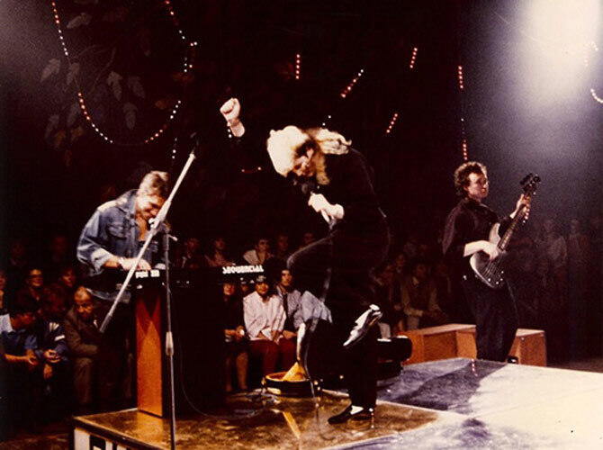 Джоанна Стингрей опубликовала неизвестные фотографии звезд русского рока. Сергей Курехин, Джоанна Стингрей и Александр Титов на «Музыкальном ринге». Фото: http://lenta.ru/