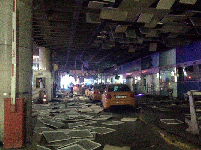 Теракт в стамбульском аэропорту: первые кадры с места ЧП. Фото: Фото с сайта lenta.ru