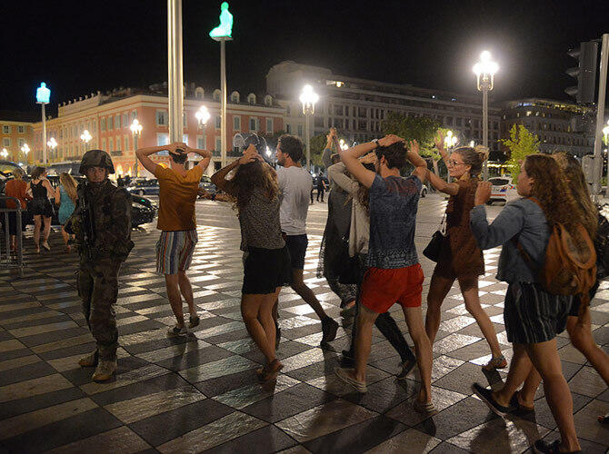 Кровавый теракт на набережной главного французского курорта. Фото: Фото с сайта lenta.ru