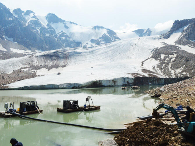 В горах близ Алматы проводят превентивные противоселевые мероприятия
