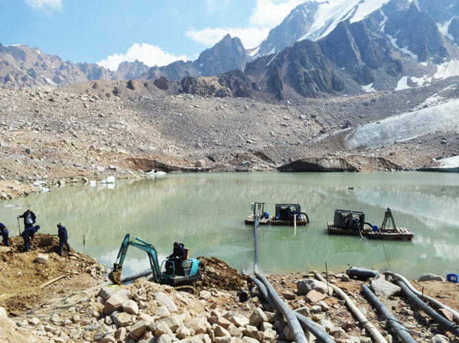 В горах близ Алматы проводят превентивные противоселевые мероприятия