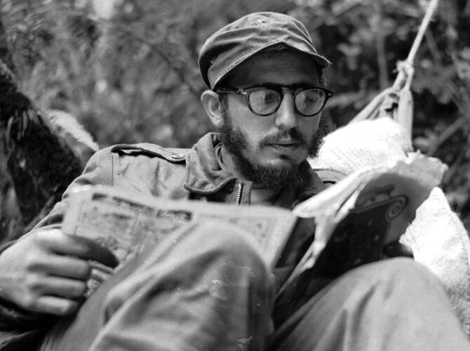 Команданте Острова свободы. Фидель Кастро читает в перерывах между боями в горах Сьерра-Маэстра. Фото: lenta.ru
