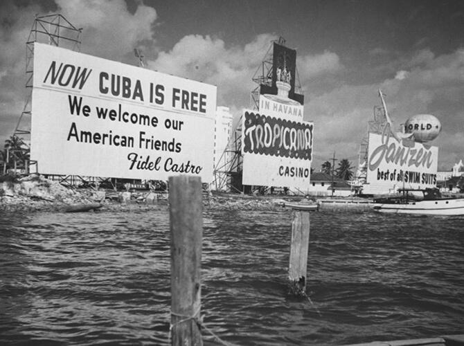 Команданте Острова свободы. Надпись на плакате в Майами «Сейчас Куба свободна. Добро пожаловать, наши американские друзья! Фидель Кастро». Фото: lenta.ru