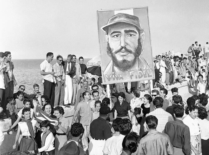 Команданте Острова свободы. Кубинцы на параде с плакатом своего лидера. Фото: lenta.ru
