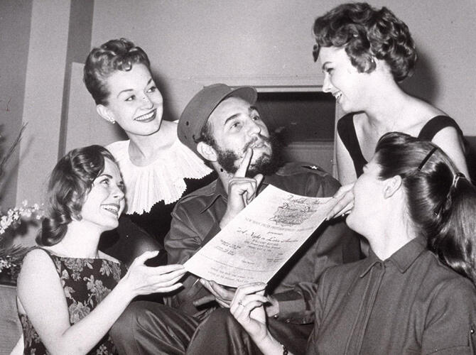 Команданте Острова свободы. В руках команданте приглашение на бал New York Press Photographer's Ball в Нью-Йорке. Фото: lenta.ru