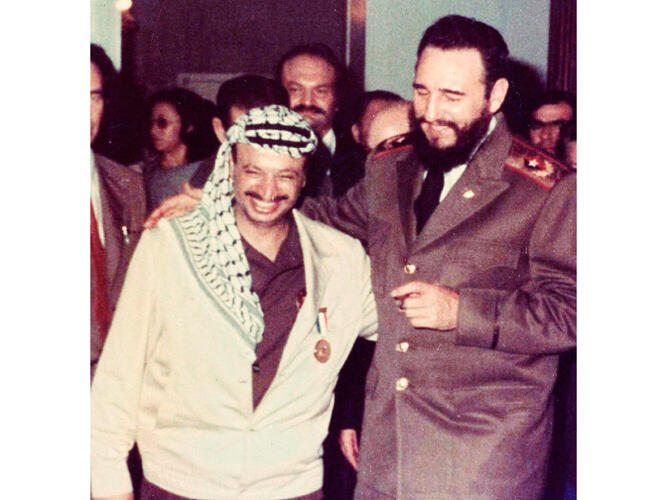 Команданте Острова свободы. На снимке с палестинским лидером Ясиром Арафатом. Фото: lenta.ru