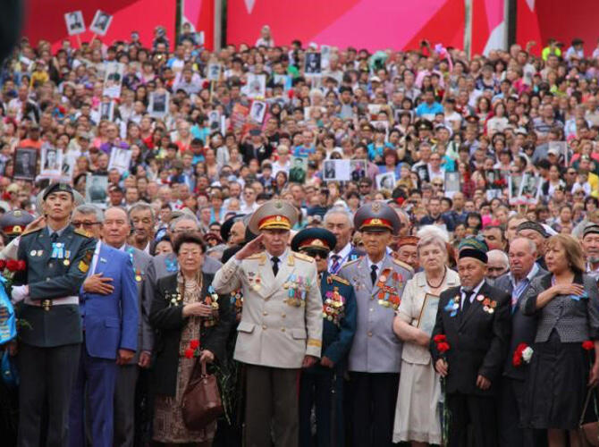 Фотоработы масштабного фотоконкурса "Я люблю Казахстан!" - Люди. Фото: «На веки в памяти ваши имена».  Парк 28 Панфиловцев.  9 мая 2015 года