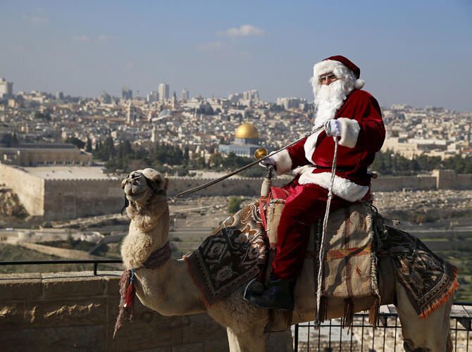 Санта шагает по планете. Фото: www.gazeta.ru