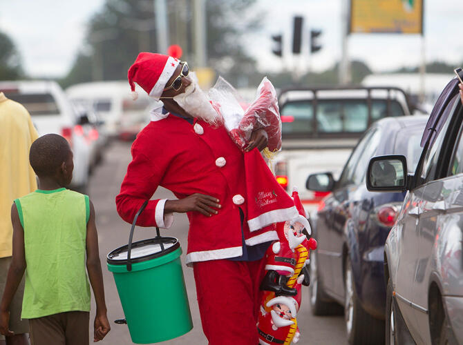 Санта шагает по планете. Хараре, Зимбабве. Фото: www.gazeta.ru