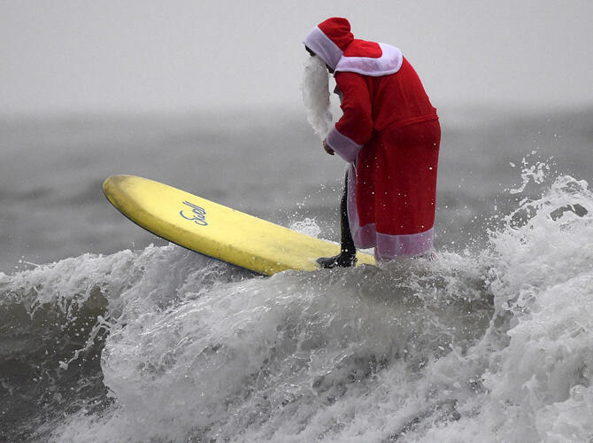 Санта шагает по планете. Полуостров Гауэр, Уэльс. Фото: www.gazeta.ru