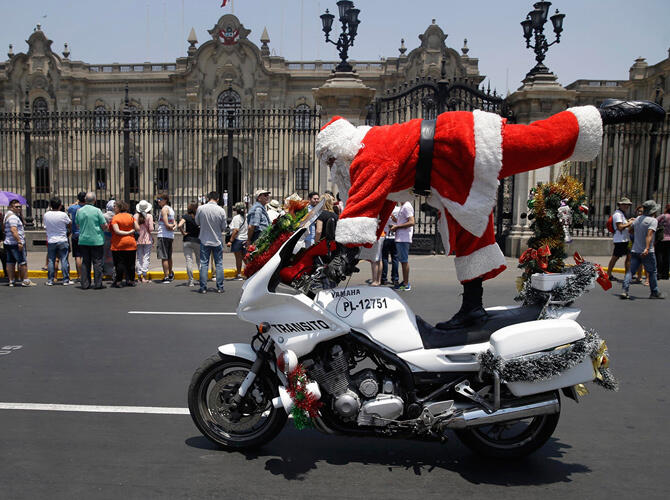 Санта шагает по планете. Лима, Перу. Фото: www.gazeta.ru