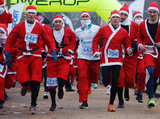 Санта шагает по планете. Санкт-Петербург, Россия. Фото: www.gazeta.ru