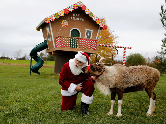 Санта шагает по планете. Клара, штат Мичиган, США. Фото: www.gazeta.ru