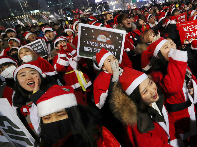 Санта шагает по планете. Демонстрация в Сеуле, Южная Корея. Фото: www.gazeta.ru