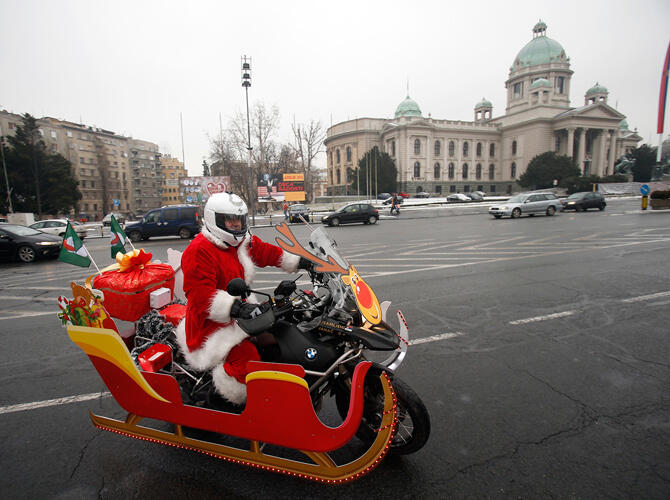 Санта шагает по планете. Белград, Сербия. Фото: www.gazeta.ru