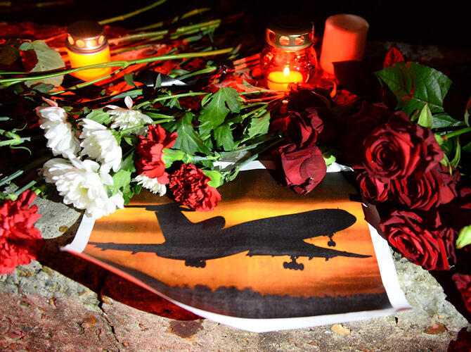 Авиакатастрофа Ту-154 над Черным морем. Свечи на акции памяти в Сочи, где самолет Минобороны РФ Ту-154 потерпел крушение у побережья Черного моря. Фото: www.gazeta.ru