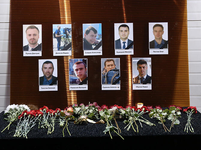 Авиакатастрофа Ту-154 над Черным морем. Фотографии журналистов Первого канала, телеканалов НТВ и "Звезда", погибших при крушении самолета ТУ-154 Минобороны РФ, у телецентра "Останкино".  Фото: http://tass.ru/