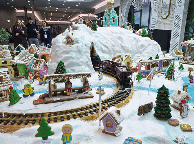 Вкус праздника: в Краснодаре испекли самую большую в России пряничную деревню