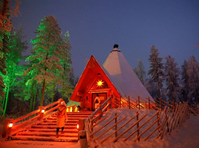 Деревня Санта-Клауса за полярным кругом в Лапландии