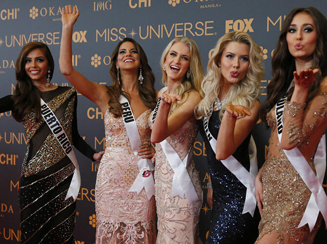 Коронована 65-я «Мисс Вселенная». На фото: Мисс Пуэрто-Рико, Мисс Перу, Мисс Норвегия, Мисс Швеция и Мисс Польша на красной ковровой дорожке перед началом конкурса. Фото: ria.ru