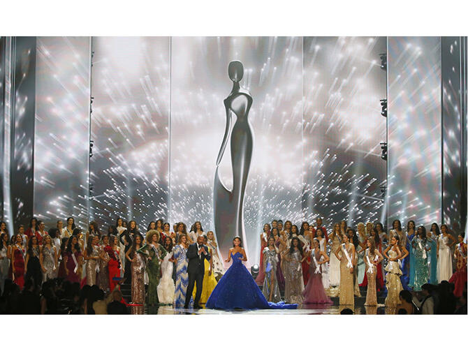 Коронована 65-я «Мисс Вселенная». Предыдущая победительница конкурса Пиа Вуртцбах прощается со своим титулом, чтобы передать его новой "Мисс Вселенная". Фото: ria.ru