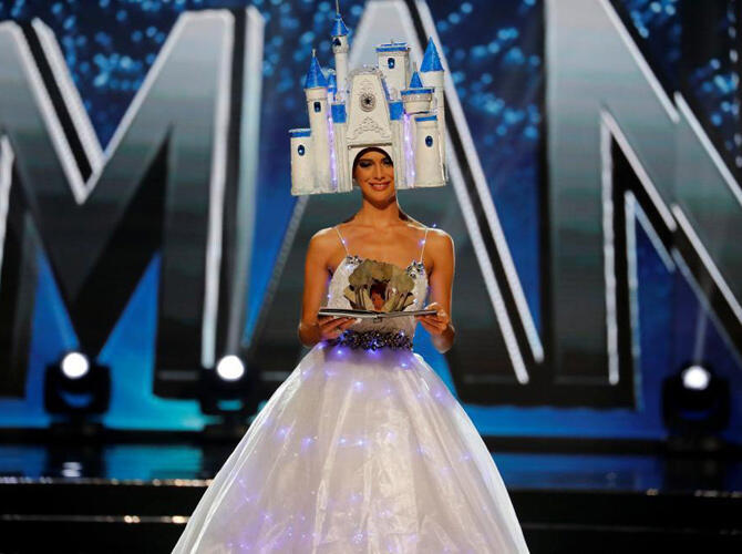 Коронована 65-я «Мисс Вселенная». «Мисс Германия» появилась на сцене в сверкающем бальном платье и с головным убором в виде одного из самых красивых замков Германии И Нойшванштайна. Фото: news.tut.by
