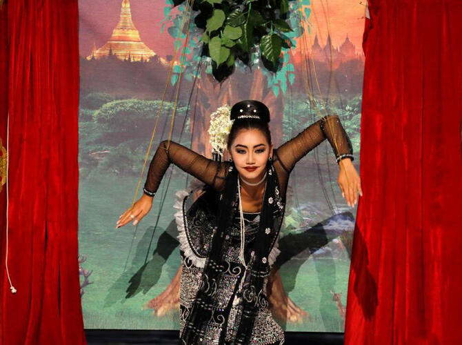 Коронована 65-я «Мисс Вселенная». Хтет Хтет Хтун из Мьянмы вышла в костюме традиционной марионетки. Фото: news.tut.by