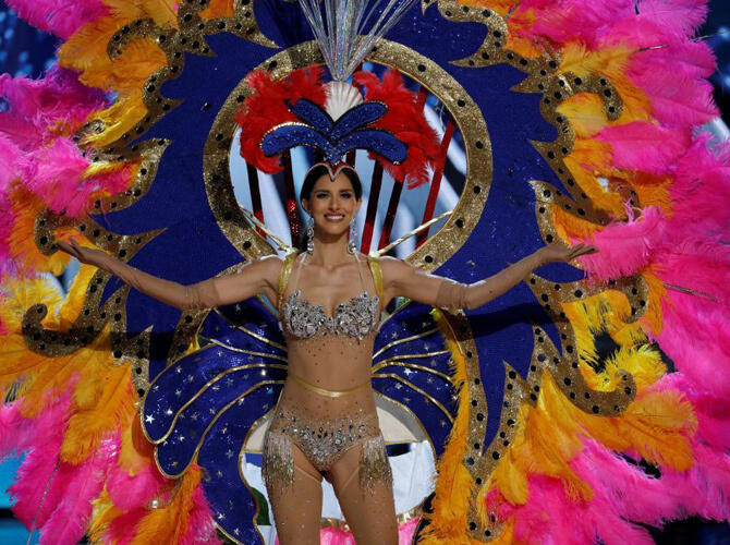 Коронована 65-я «Мисс Вселенная». «Мисс Виргинские острова» Кэролин Картер вышла в ярком наряде с перьями.  Фото: news.tut.by