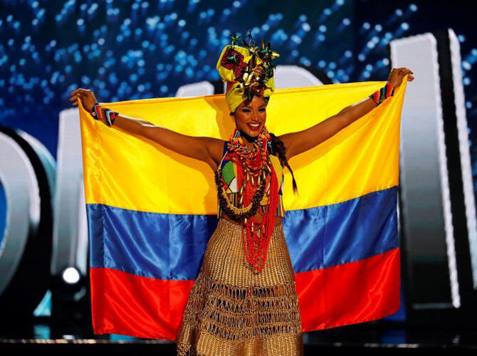 Коронована 65-я «Мисс Вселенная». Колумбийская конкурсантка Андреа Товар гордо демонстрирует флаг родной страны.  Фото: news.tut.by