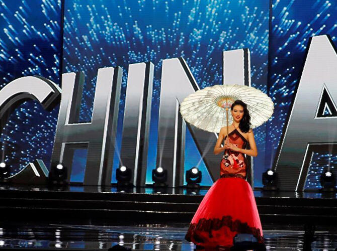 Коронована 65-я «Мисс Вселенная». «Мисс Китай» появилась на сцене в скромном платье с вышитой на нем пандой. Фото: news.tut.by