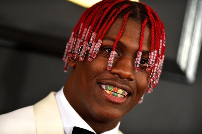 Грэмми-2017 - назвали вечеринкой фриков. За свою улыбку рэпер Lil Yachty заплатил 35 тысяч долларов - его накладки на челюсти сделаны из цветных драгоценных камней: белых, голубых и желтых бриллиантов, красных рубинов и зеленых изумрудов. Фото: svpressa.ru