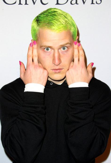 Грэмми-2017 - назвали вечеринкой фриков. МАЙК ПОЗНЕР. 29-летний парень из Мичигана твердо усвоил: костюм у джентльмена может быть и не броским, зато прическа и ногти должны содержаться в полном порядке. Фото: svpressa.ru