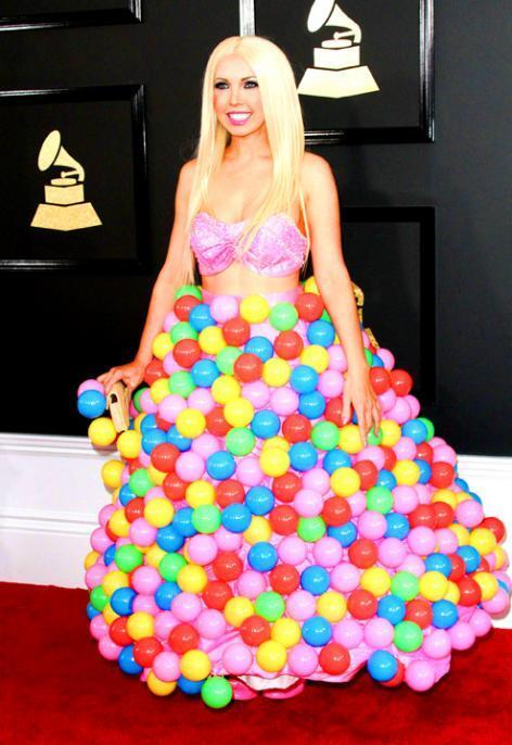 Грэмми-2017 - назвали вечеринкой фриков. GIRL CRUSH. Судя по всему, девушка ограбила детскую комнату, лишив малышей удовольствия кувыркаться в бассейне с пластиковыми шариками. Фото: svpressa.ru