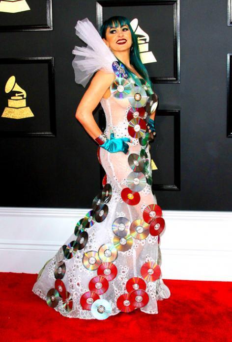 Грэмми-2017 - назвали вечеринкой фриков. ЖАКЛИН ВАН БИРК. Со своим платьем из компакт-дисков певица опоздала как минимум на десятилетие Жаклин славится тягой к карнавальным костюмам, и каждый ее наряд на красной дорожке - повод посмеяться над вкусом звезды. Фото: svpressa.ru