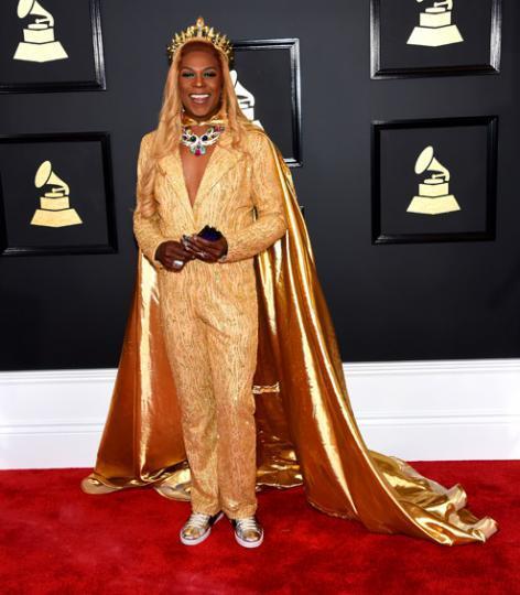 Грэмми-2017 - назвали вечеринкой фриков. БИГ ФРИДЭ. Как вы думаете, кто это: девочка или мальчик? Настоящее имя этой златокудрой красотки - Фредерик Росс, и при рождении он был мальчиком. Хотя сейчас, возможно, с этим можно поспорить. Фото: svpressa.ru