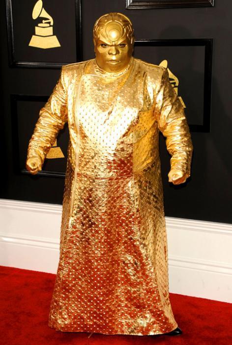 Грэмми-2017 - назвали вечеринкой фриков. Хип-хопер Си Ло Грин (а в миру - Томас ДеКарло Коллэвей) оделся с ног до головы в золото и выглядел как мультяшный монстр. Золотые перчатки, длинный жакет из позолоченной кожи и шлем. Фото: svpressa.ru