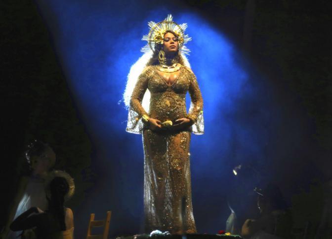 Грэмми-2017 - назвали вечеринкой фриков. Главной светской персоной вечера стала Бейонсе: певица впервые появилась на публике после новости о своей беременности. Фото: svpressa.ru