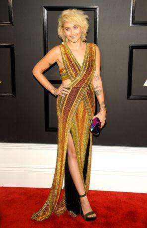 Грэмми-2017 - назвали вечеринкой фриков. Дочь покойного Майкла Джексона - 19-летняя Пэрис Джексон - в последнее время активно влилась в светскую жизнь. На «Грэмми» она появилась в расшитом бисером открытом платье, явившем окружающим ее татуировки. Фото: svpressa.ru