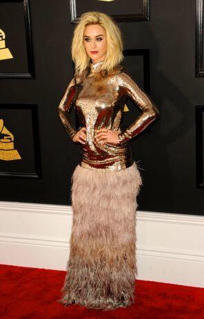 Грэмми-2017 - назвали вечеринкой фриков. У Кэти Перри с личной жизнью все в порядке: певица уже второй год встречается с голливудским актером Орландо Блумом. На «Грэмми» Кэти приехала в блестящем платье с юбкой, отделанной перьями. Фото: svpressa.ru