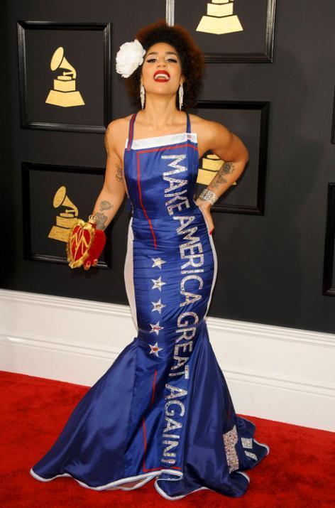 Грэмми-2017 - назвали вечеринкой фриков. Певица Джой Вилла решила поддержать избранного президента. И пришла на «Грэмми» в платье, на котором был вышит слоган предвыборной кампании Дональда: «Сделаем Америку снова великой». Фото: svpressa.ru