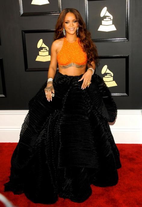 Грэмми-2017 - назвали вечеринкой фриков. Рианна выбрала необычный комплект, состоящий из короткого топа и пышной юбки. Бюстье мандаринового цвета позволило звезде похвастаться татуировками под грудью, которые она набила несколько лет назад. Фото: svpressa.ru