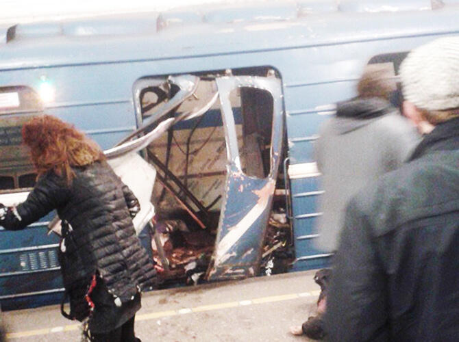 Фотографии с места взрыва в метро Санкт-Петербурга. Фото: lenta.ru