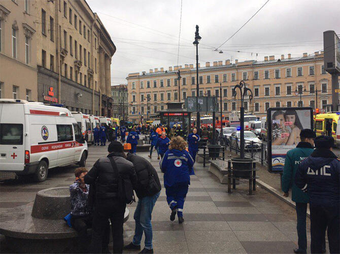 Фотографии с места взрыва в метро Санкт-Петербурга. Фото: lenta.ru