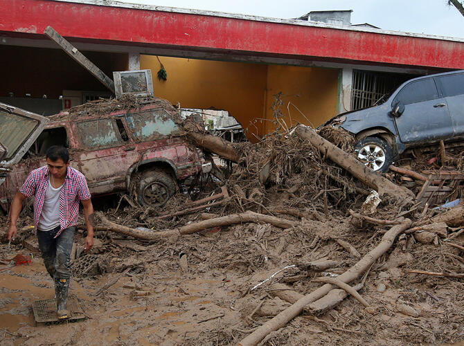 Последствия схода селевого потока в Колумбии. В Мокоа за одну ночь выпала треть месячной нормы осадков, из-за чего реки вышли из берегов. Фото: www.gazeta.ru