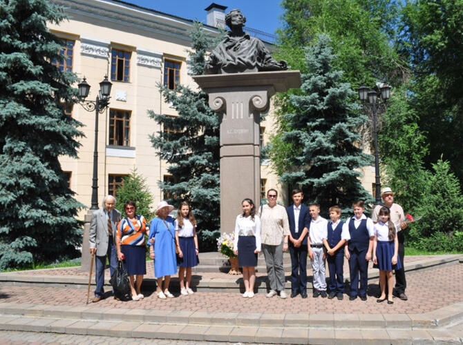 В Алматы состоялось празднование Дня русского языка. Фото: с учащимися гимназии № 4