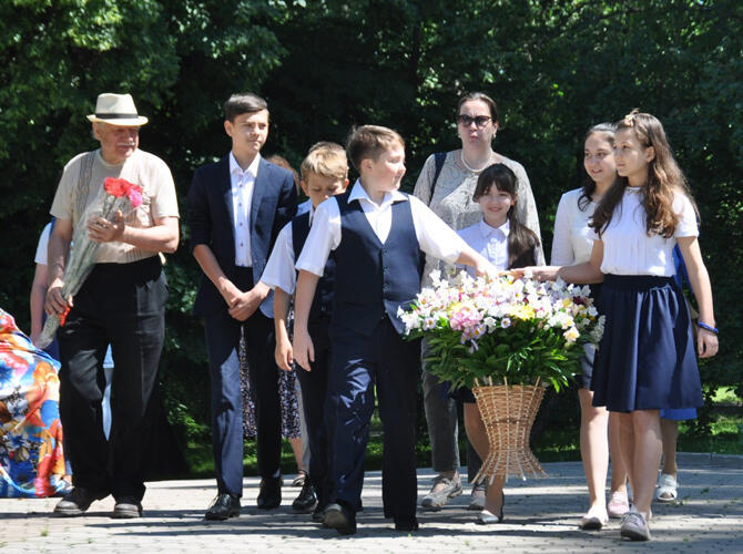 В Алматы состоялось празднование Дня русского языка. Фото: дети возлагают цветы