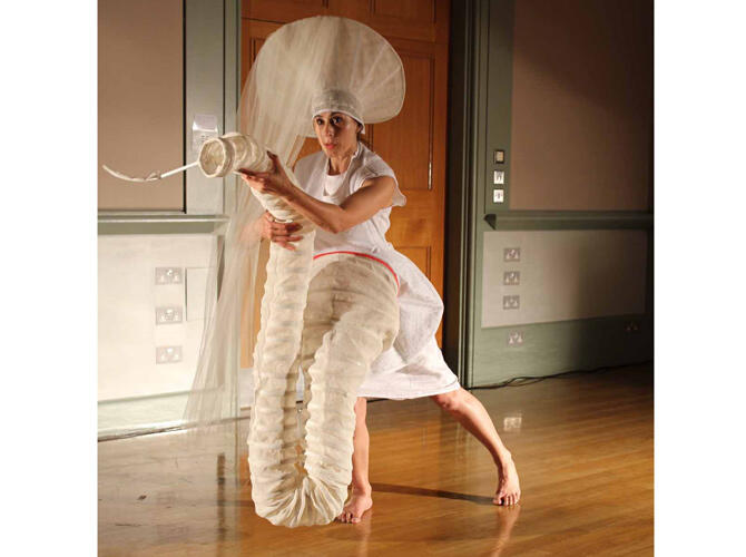 Выставленные в Лондоне работы казахстанской художницы Юлии Крыловой. Фото: leda'swomb