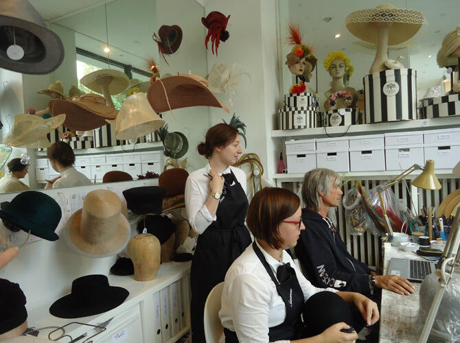 Мануфактуры в Германии. Фото: Шляпный дизайнер современности Фиона Беннет (Fiona Bennett) уже более 20 лет создает коллекции вязаных шапок, изящных шляп, французских беретов, шерстяных шарфов и снудов. 