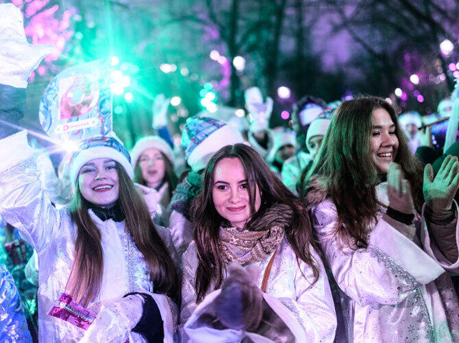 Снегурочки со всего мира. Фото: sputniknews.com